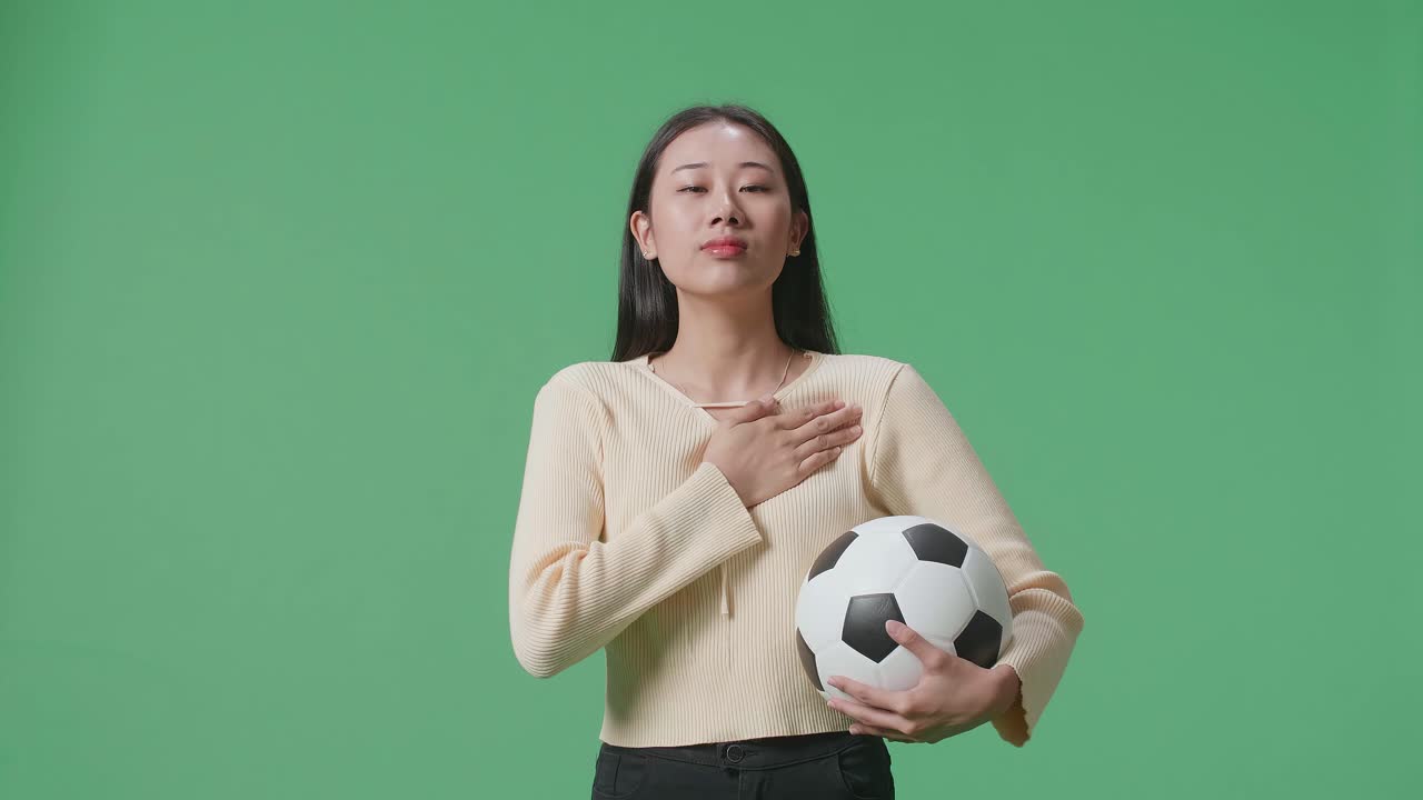 축구공 을 들고 있는 여자