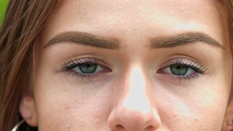 primer plano de los penetrantes ojos verdes de una mujer joven