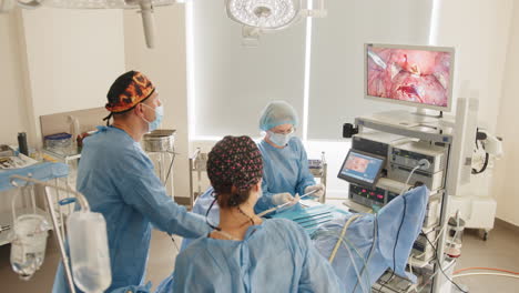 procedimiento quirúrgico en la sala de operaciones