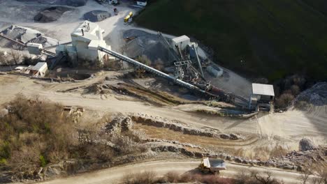 el proceso de producción de cal, una vista aérea de una cantera de piedra caliza y su equipo pesado