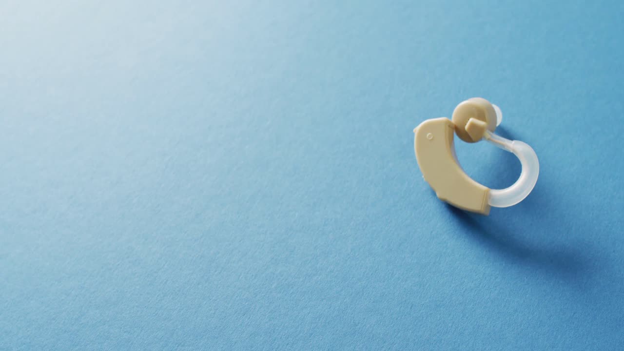 복사 공간과 함께 파란색 배경에 청각 기기의 비디오