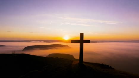 amanecer sobre las montañas con cruz