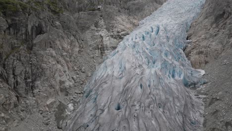 glaciar masivo en la ladera rocosa en toma aérea de drones