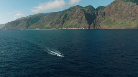 barco de pesca local de paul do mar para ir a pescar, madeira