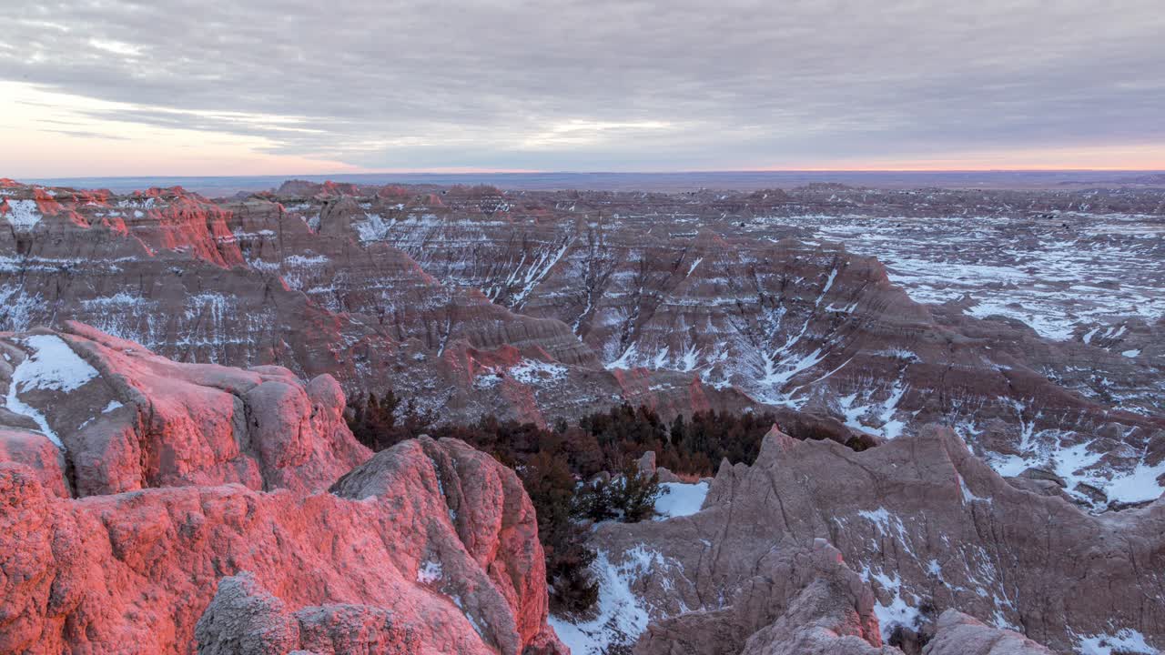 Pemandangan Panorama Pinnacles Overlook, Taman Nasional Badlands Saat Matahari Terbenam di South Dakota, AS