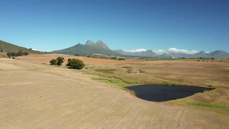 Estanque-Aislado-En-Medio-Del-Desierto-De-La-Reserva-Natural-De-Simonsberg-Cerca-De-La-Región-Vinícola-En-Stellenbosch,-Provincia-Del-Cabo-Occidental-De-Sudáfrica