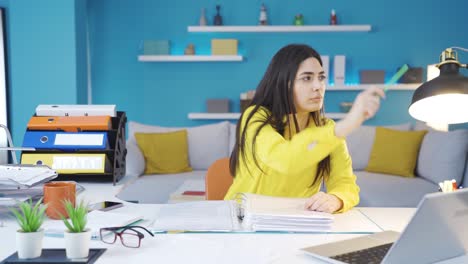 una joven mujer de negocios divertida y alegre.