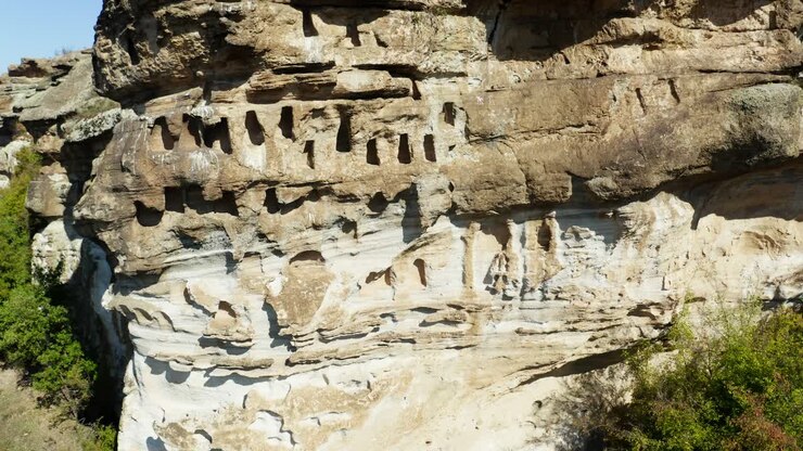 Vista aerea dell'antico versante montano di Chit Kaya in Bulgaria, con un primo piano di formazioni rocciose e incisioni