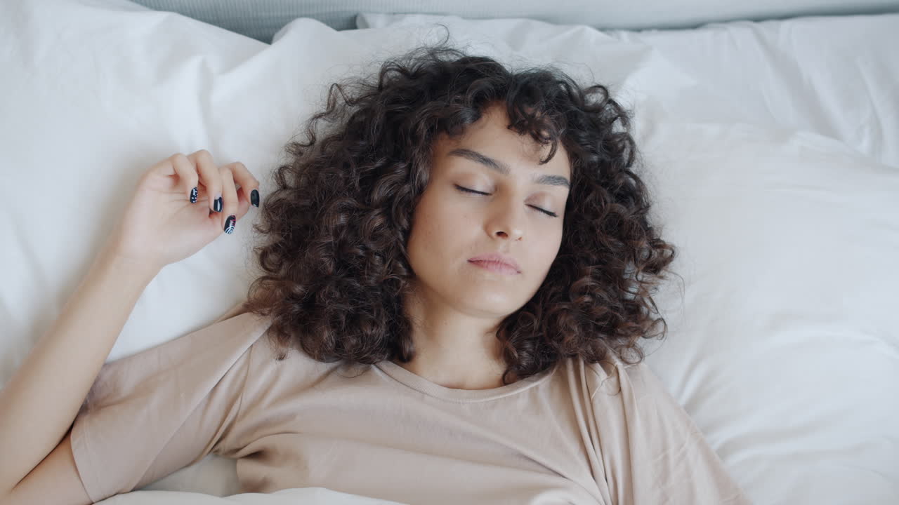 mujer durmiendo en la cama