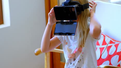 Mädchen-Nutzt-Virtual-Reality-Headset-Im-Wohnzimmer-4K