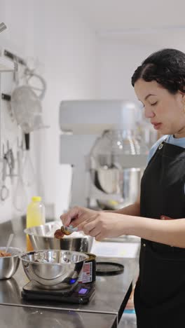 mujer horneando en la cocina