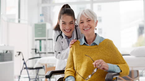 cara, feliz o médico con una anciana en silla de ruedas