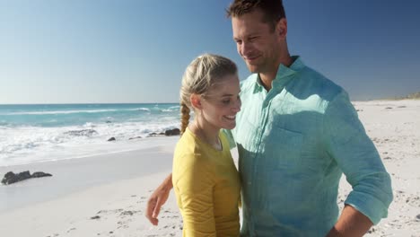 Verliebtes-Paar-Genießt-Gemeinsam-Die-Freizeit-Am-Strand