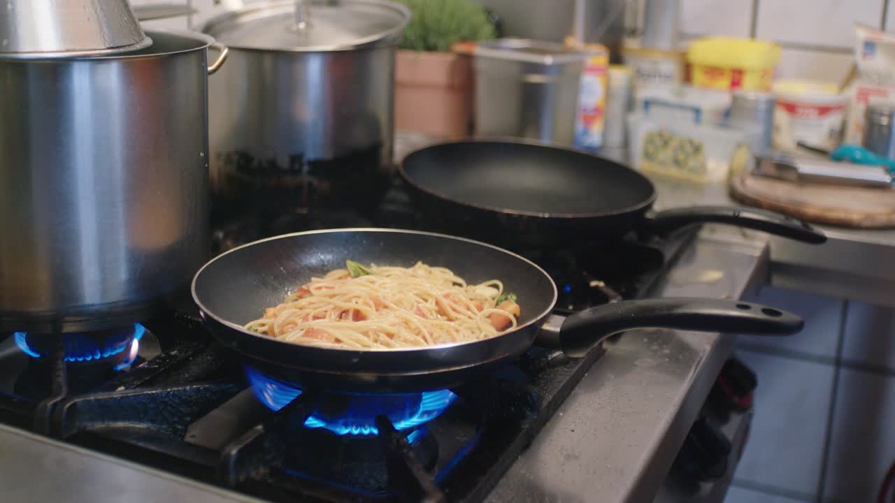el cocinero balanceando la comida del agujero