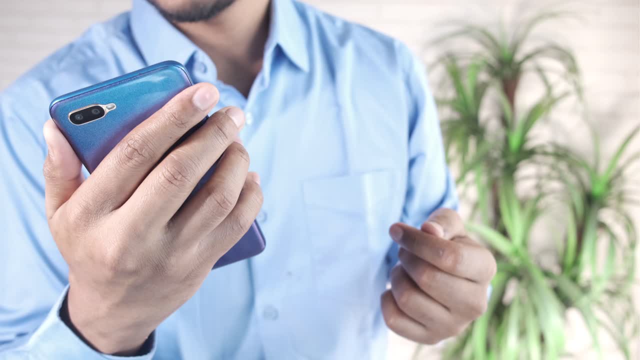 스마트폰을 사용하는 남자