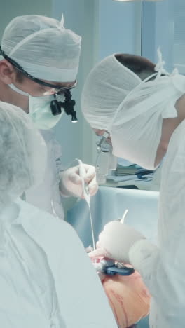 los cirujanos unen injertos en la sala de operaciones. un equipo quirúrgico experimentado realiza una cirugía complicada en el corazón del paciente para desviar el suministro de sangre en el hospital.
