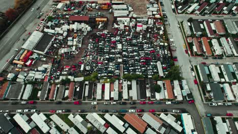 Draufsicht-Auf-Einen-Autowrackplatz-Voller-Autos,-Bewölkter-Tag