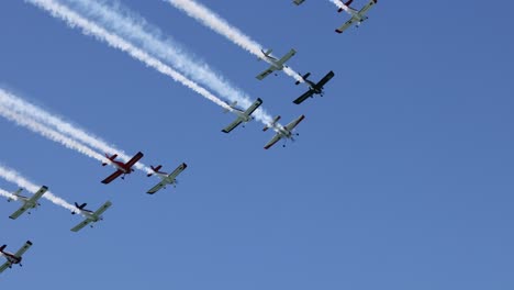 exhibición aérea de maniobras sincronizadas de aviones