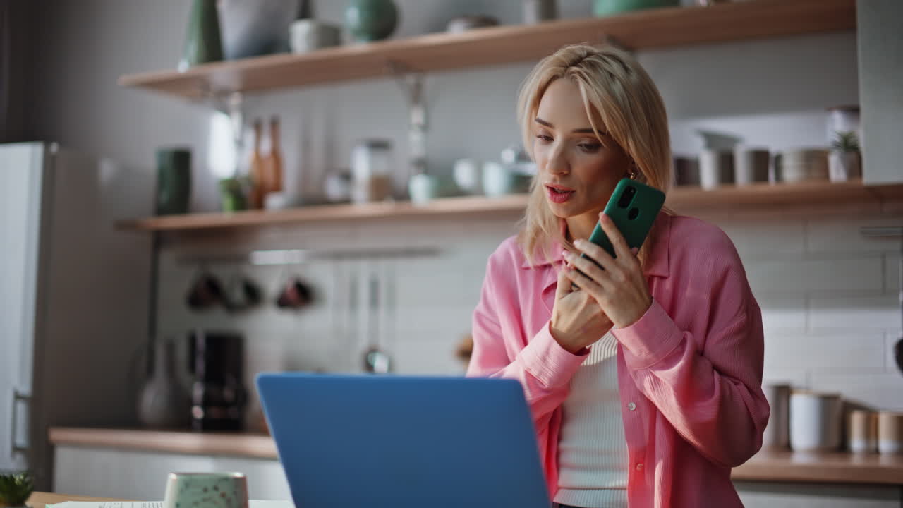 Close-up van een telefonerende zakenvrouw die thuis achter haar computer zit te werken en werkproblemen op afstand oplost