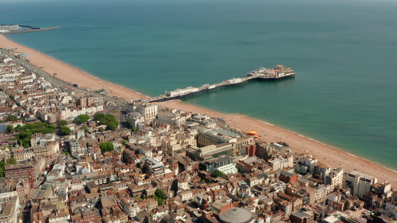 deslizador aéreo disparado sobre la ciudad de brighton hacia la playa y el muelle
