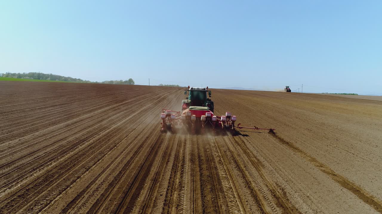 antena de tractor en campo de cosecha arando campo agrícola 2