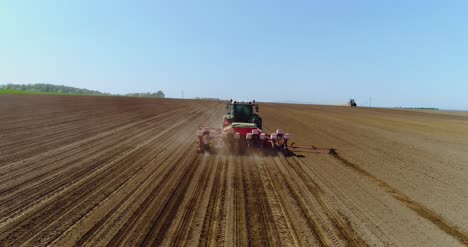 Antenne-Des-Traktors-Auf-Dem-Erntefeld,-Das-Landwirtschaftliches-Feld-Pflügt-2