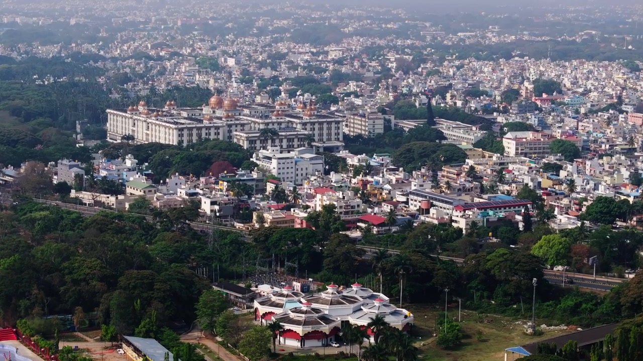 Istituto di Arte Culinaria con edifici residenziali e l'Ospedale JSS a Mysuru, Karnataka, India. Di giorno, ripresa con avvicinamento, ripresa con drone, 4K.