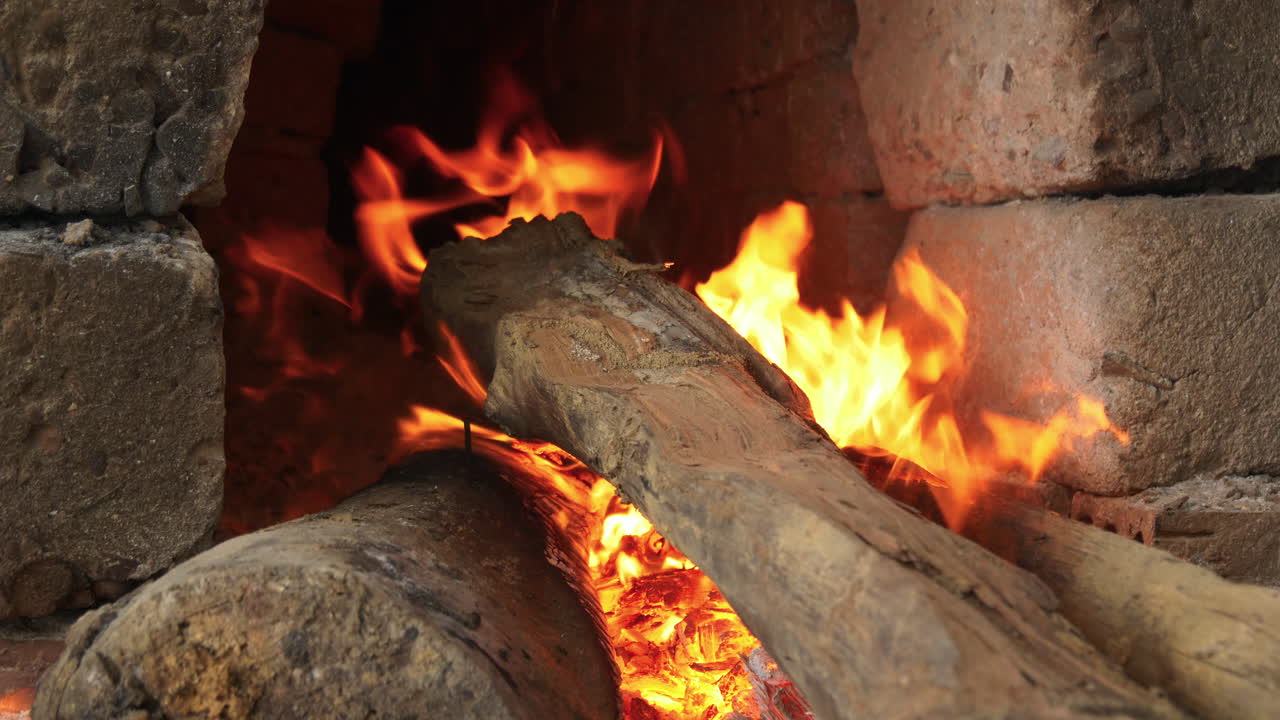 베트남 하 마을보다 전통 도자기 가마 아래 나무 불이 타오른다