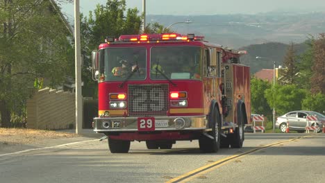 los camiones de bomberos responden rápido a la emergencia