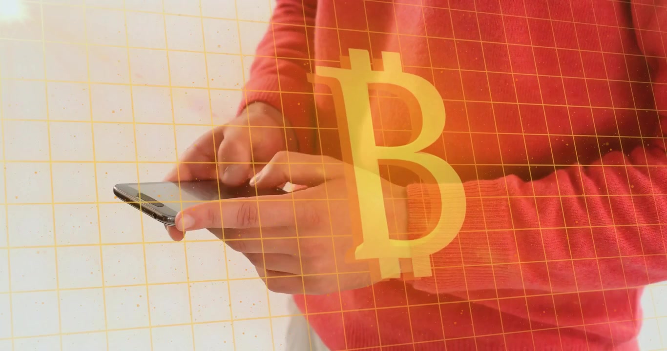 Persona che utilizza uno smartphone con la criptovaluta Bitcoin in sovrimpressione
