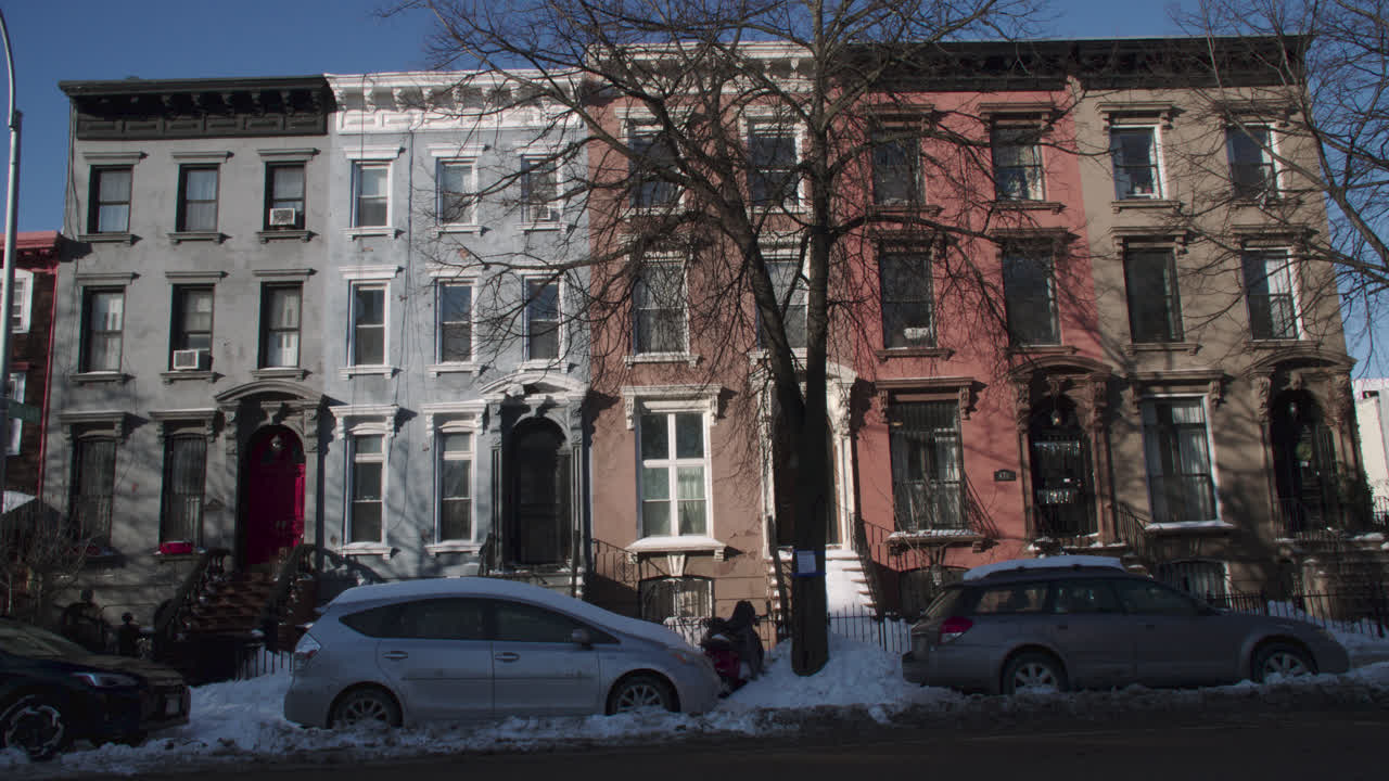 Ripresa a mano di una tranquilla strada di Brooklyn in una mattina d'inverno.
