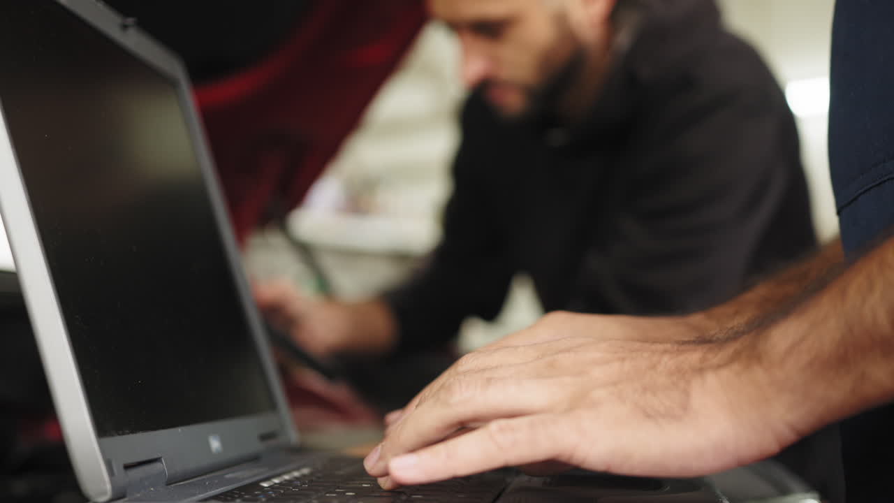 servicio de reparación de automóviles con portátil