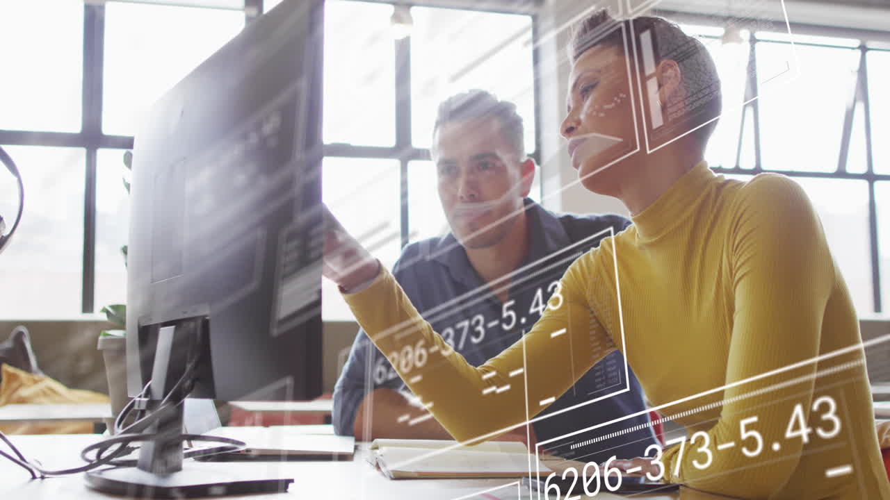 animación de gráficos, círculos de carga y números cambiantes, diversos compañeros de trabajo discutiendo informes