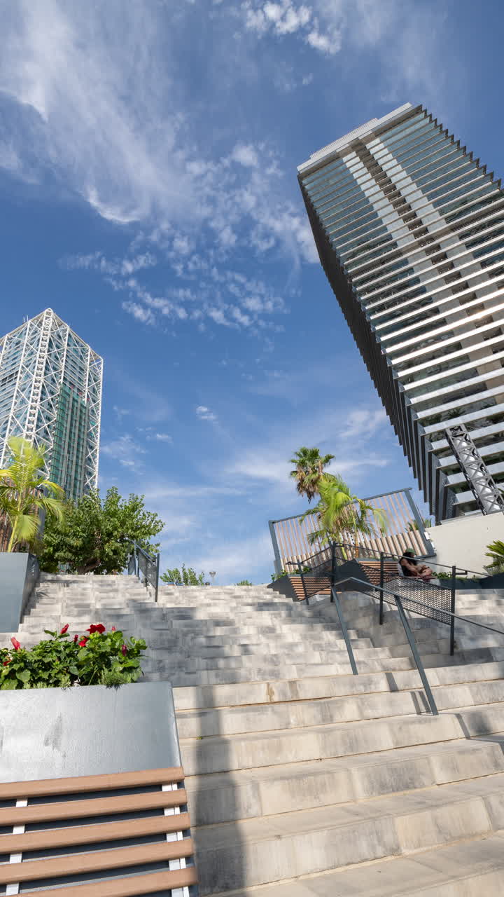 lapso de tiempo de ángulo amplio de edificios de rascacielos en barcelona en vertical