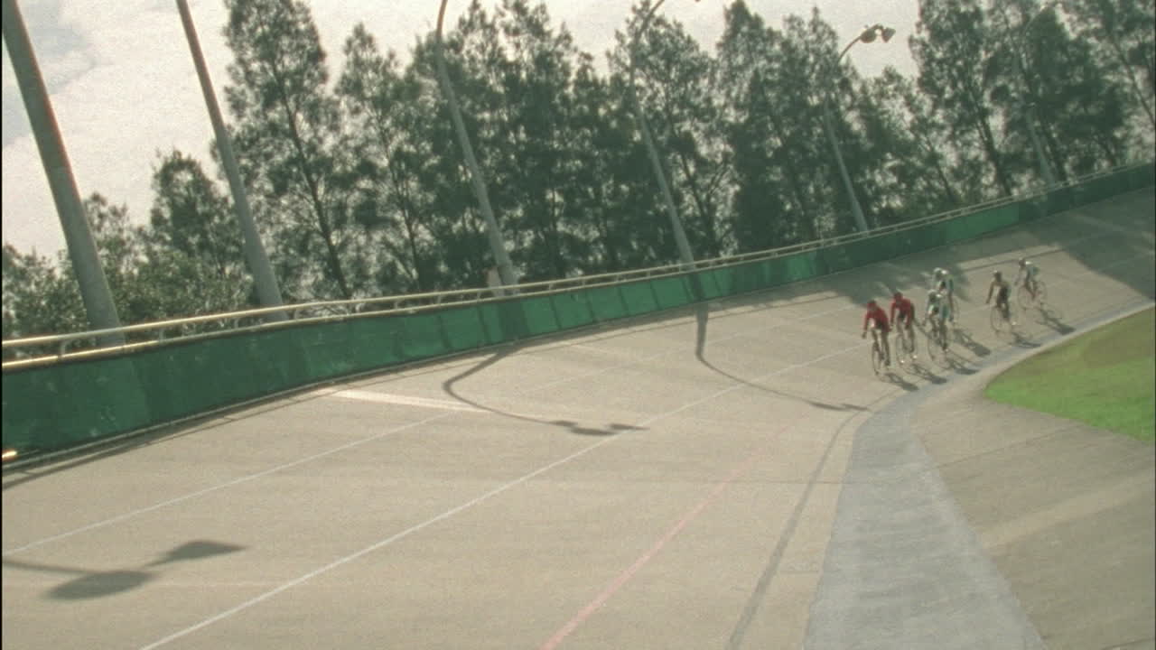 자전거 타는 사람들이 곡선 트랙을 돌고 있습니다.