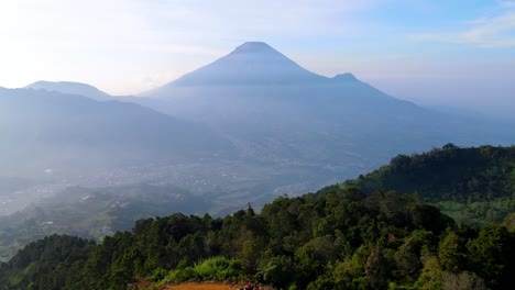 Impresionante-Vista-Aérea-Del-Pico-Sikunir-En-El-Fondo,-Empuje-Sobre-Montañas-Exuberantes