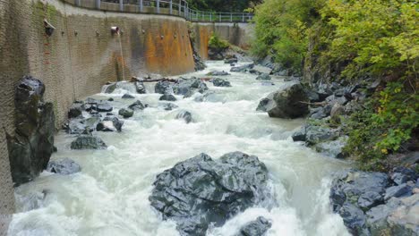 奧地利艾森卡佩爾維拉赫水庫 (eisenkappel vellach reservoir) 的水力噴出