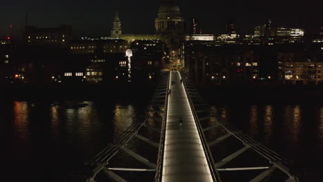 Fliegen-Sie-über-Die-Modern-Gestaltete-Millennium-Fußgängerbrücke-über-Die-Themse.-Kippen-Sie-Die-Offenbarung-Der-Kathedrale-Von-Saint-Pauls-Nach-Oben.-London,-Vereinigtes-Königreich