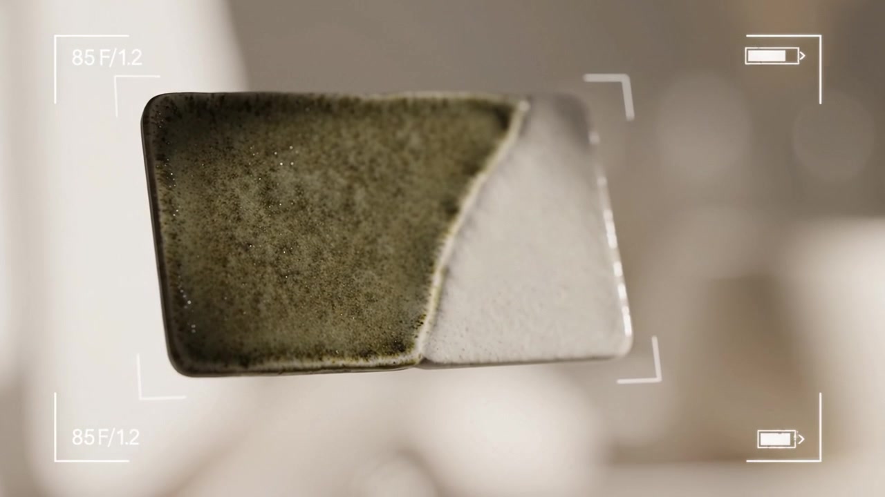 Una vista ravvicinata di un piatto in ceramica unico che mostra una splendida miscela di texture e colori, perfetto per l'arredamento della casa e l'estetica culinaria.