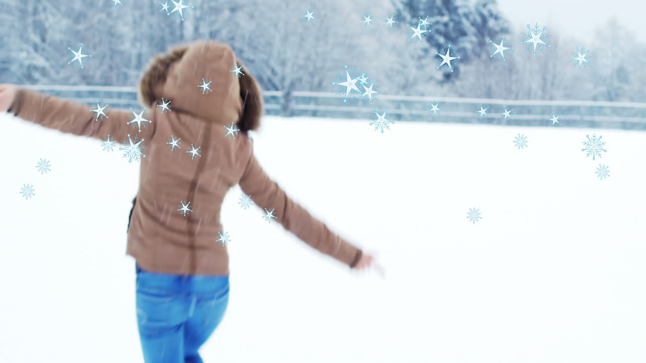 미소 짓는 백인 여성이 눈 속에 춤을 추는 눈의 애니메이션
