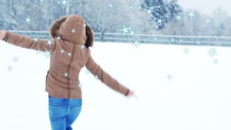 animación de nieve cayendo sobre una mujer caucásica sonriente bailando en la nieve