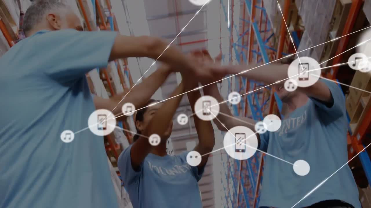 animación de la red de conexiones con iconos sobre diversos voluntarios en el almacén