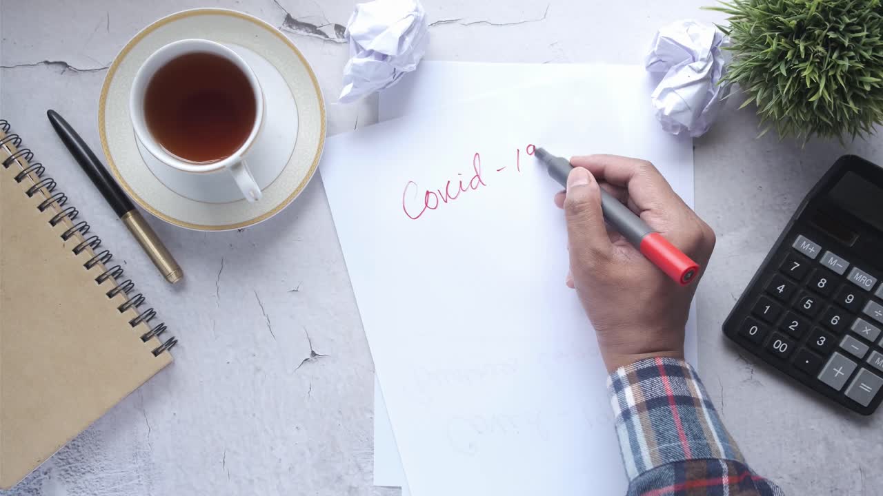 covid-19 및 비즈니스 노트와 함께 집에서 일하는 설정