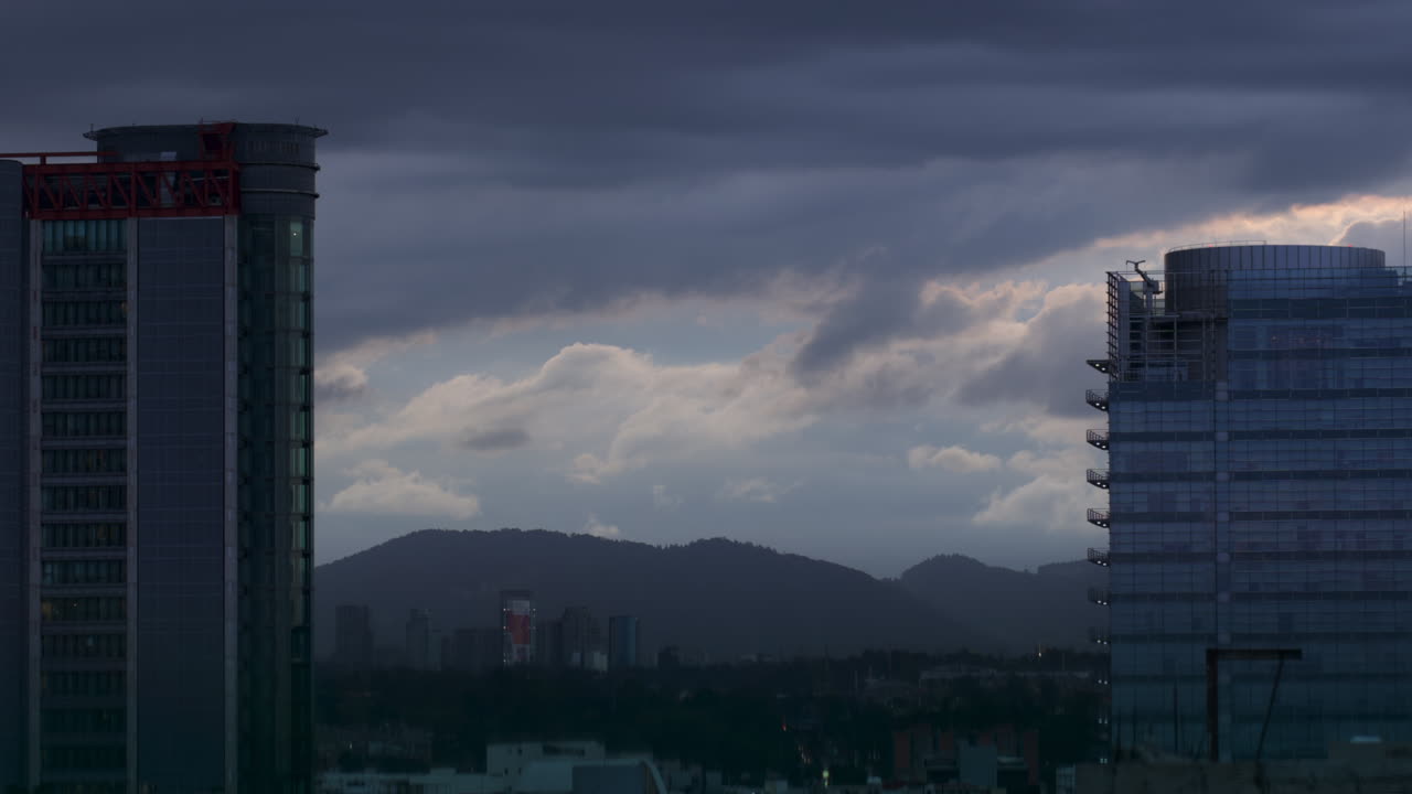 timelapse de zoom de nubes pasando sobre la ciudad