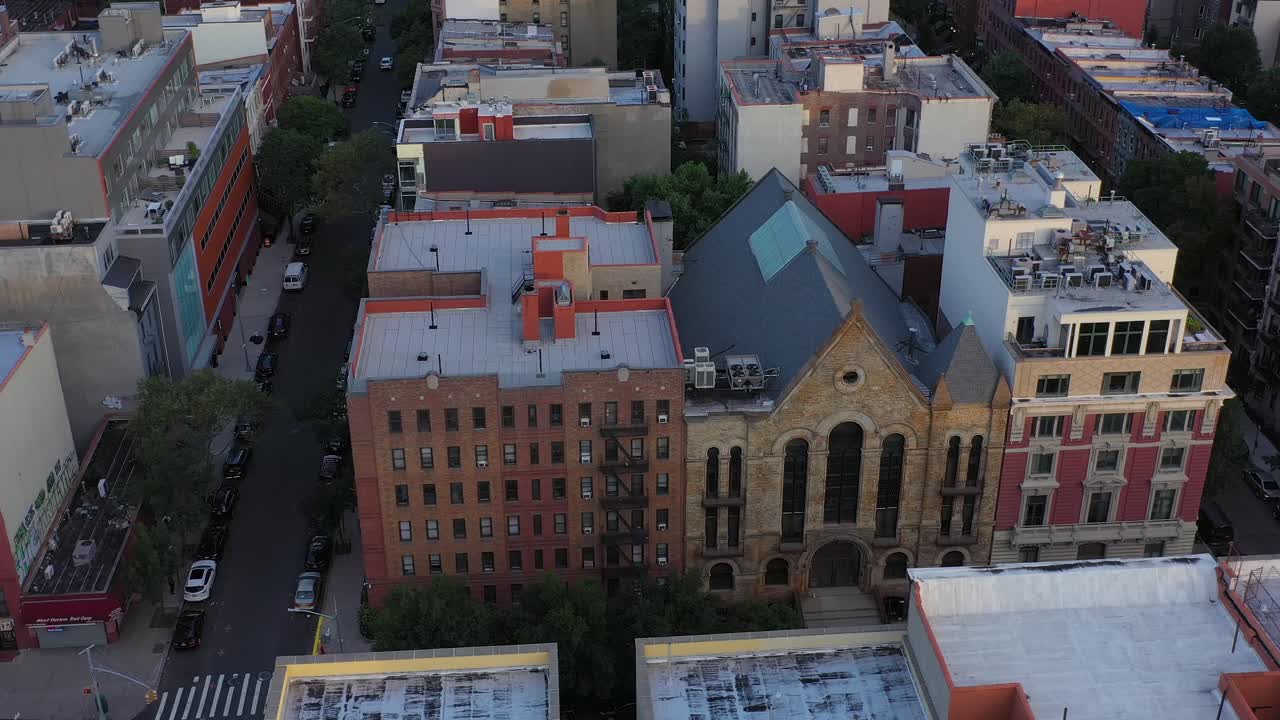 4k로 이른 아침 뉴욕 시 할렘 지역에 있는 아파트 옥상의 공중 궤도