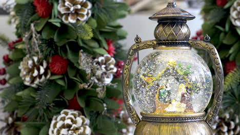 bola de nieve con niño en el pesebre y fondo de navidad