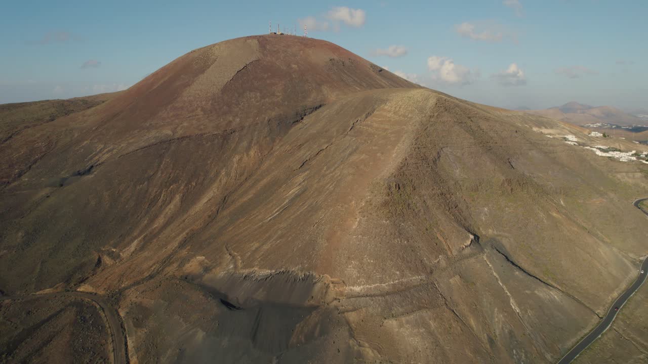 vuelo de drones a lo largo de los majestuosos picos montañosos de los ajaches, lanzarote, islas canarias