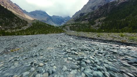 Volando-Sobre-Val-Ventina-En-El-Valle-De-Valmalenco-En-Temporada-De-Verano