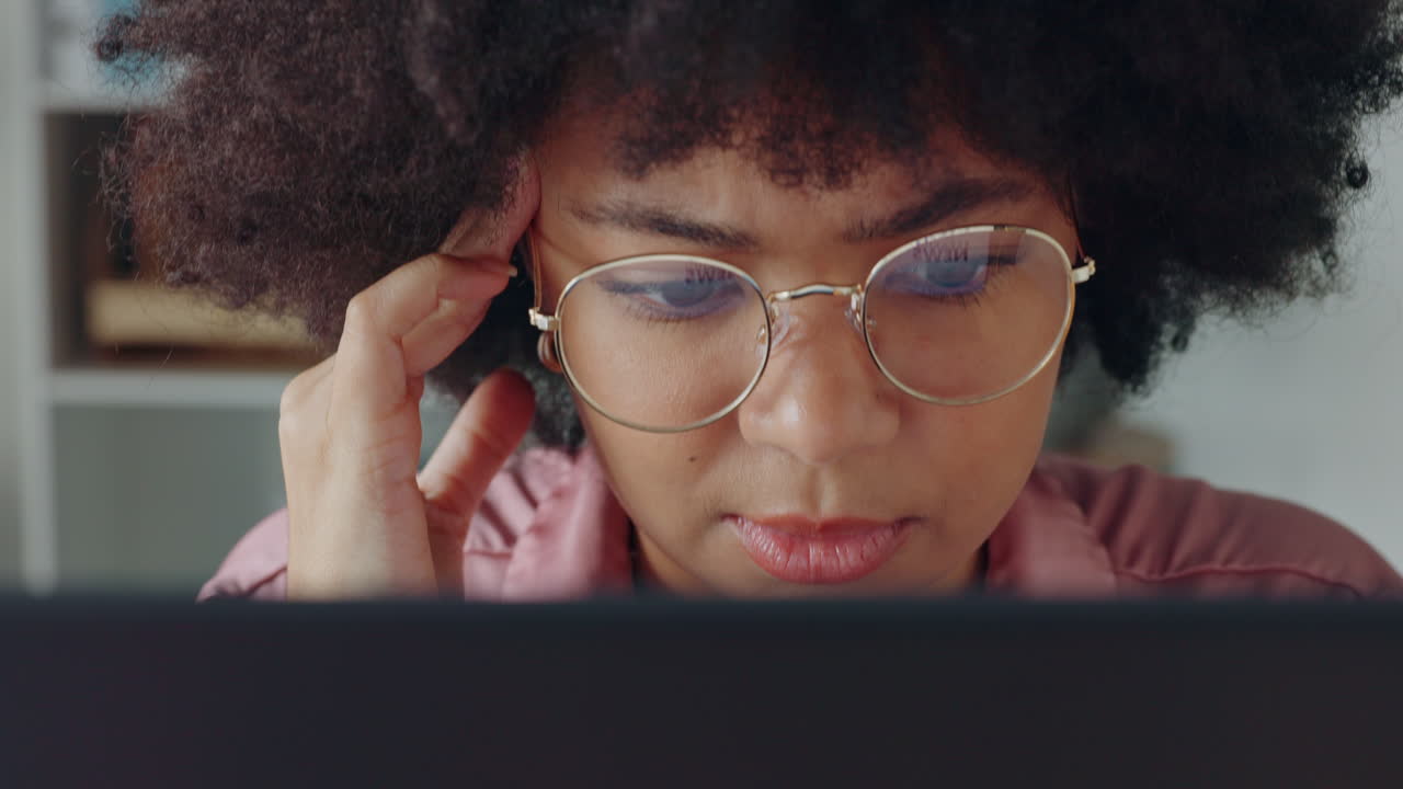 estrés, computadora portátil y mujer con dolor de cabeza trabajando