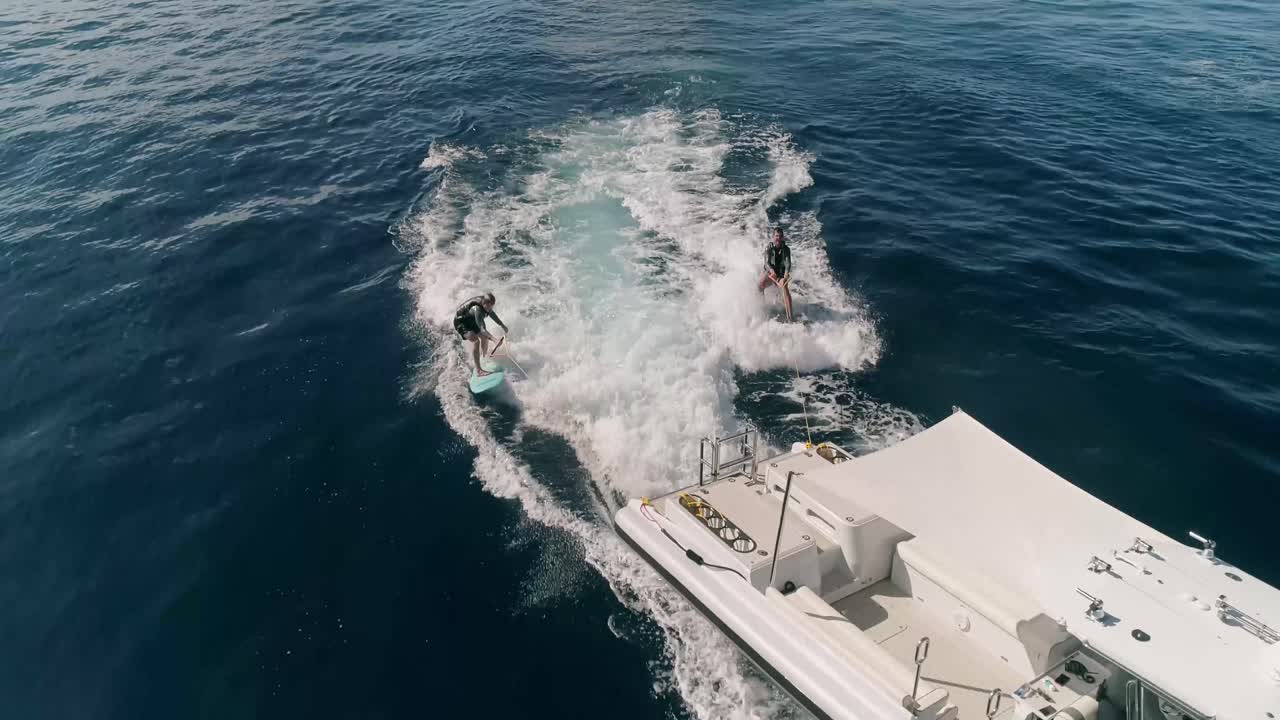 태평양 남쪽의 톤가 섬에서 웨이크 보딩을 즐기고 있습니다.